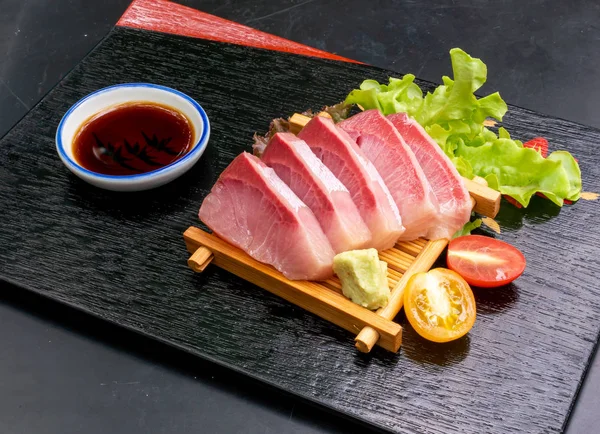 Soya soslu taze Hamaji Çiğ Sashimi