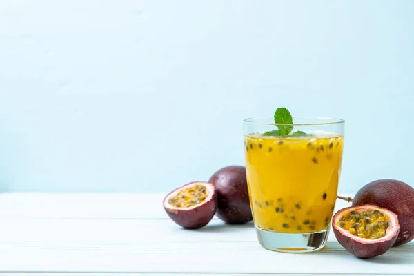 Fresh and iced passion fruit juice — Stock Photo, Image