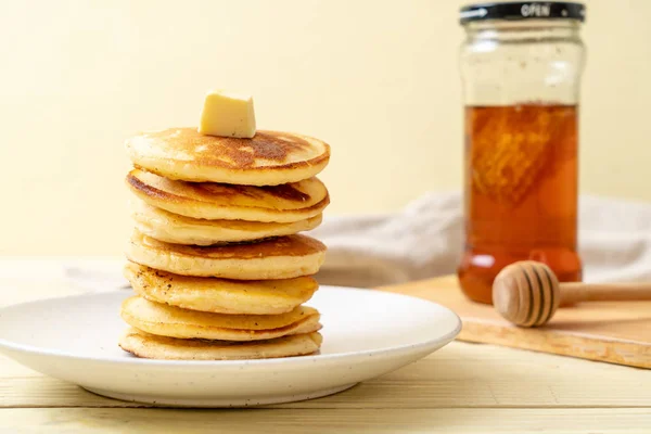 Pancakes with butter and honey — Stock Photo, Image