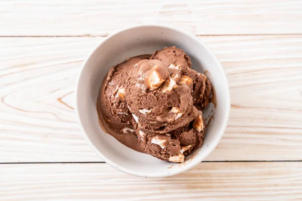 Helado de chocolate con malvaviscos — Foto de Stock