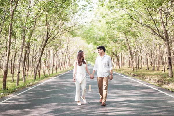 Feliz asiático pareja en amor en camino con árbol arco —  Fotos de Stock