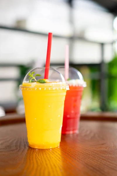 Mango smoothies glas in café — Stockfoto