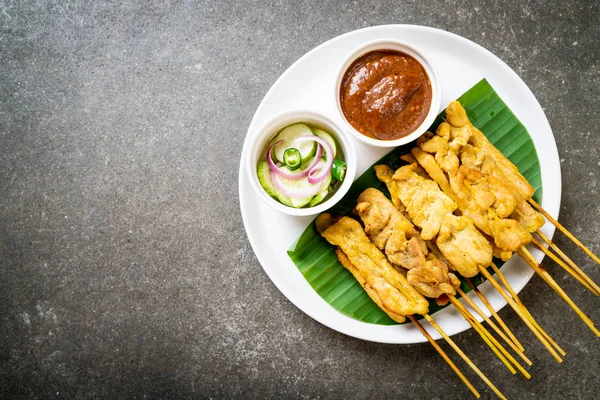 Cerdo satay - Cerdo a la parrilla servido con salsa de maní o dulce y — Foto de Stock