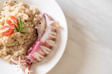 Kalamarlar veya ahtapot risotto
