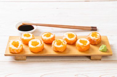 mayonez ve karides yumurta ile taze somon suşi rulo