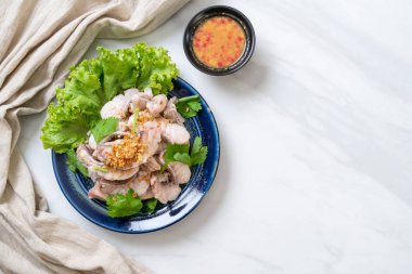 Haşlanmış balık dip sos ile