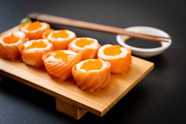 mayonez ve karides yumurta ile taze somon suşi rulo