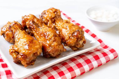 Soslu kızarmış tavuk.