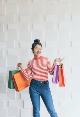 Asyalı kadın holding alışveriş torbaları