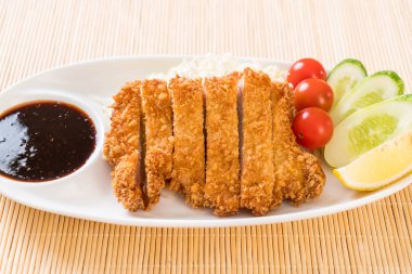Japon derin kızarmış domuz pirzola (tonkatsu kümesi)