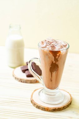 Buzlu çikolata milkshake içecek