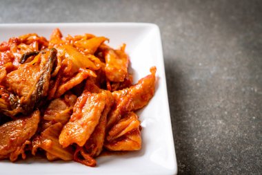kimchi ile tavada kızartılmış domuz eti
