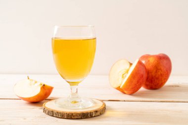 Kırmızı elma meyvesi ile elma suyu