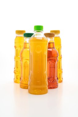 şişe buzlu çay ve yeşil çay beyaz arka plan üzerinde