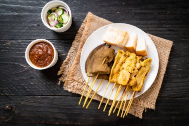 Fıstık sosu ve turşu ile domuz Satay cucumbe olan