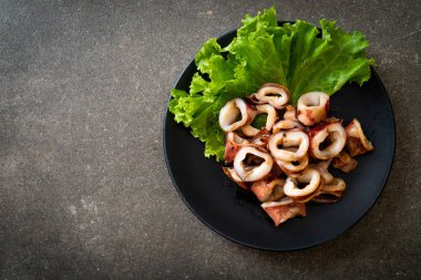 plaka üzerinde ızgara kalamar