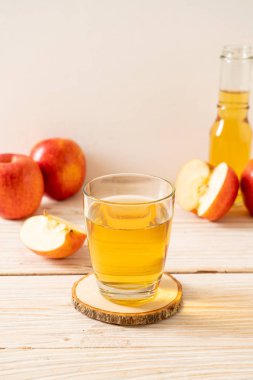 Kırmızı elma meyvesi ile elma suyu