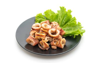 Siyah tabakta ızgara kalamar.