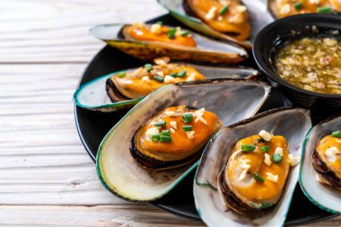 Midye limon ve sarımsak ile