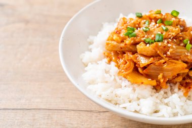 kimchi tepesinde pirinç ile tavada kızartılmış domuz eti 