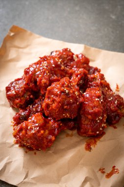 Baharatlı soslu kızarmış tavuk 