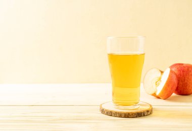 Kırmızı elma meyvesi ile elma suyu