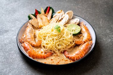 Baharatlı karides spagetti makarna (Tom Yum Goong)