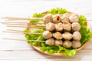  tatlı biber soslu ızgara domuz eti köfte