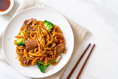 domuz ve sebze ile kızarmış erişte