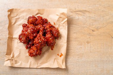 Baharatlı soslu kızarmış tavuk 