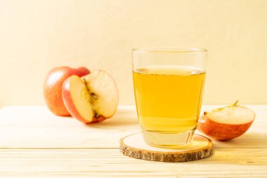 Kırmızı elma meyvesi ile elma suyu