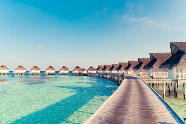 Hermoso complejo tropical de Maldivas hotel e isla con playa a —  Fotos de Stock