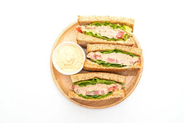 Zelfgemaakte tonijn sandwich op witte achtergrond — Stockfoto