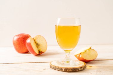 Kırmızı elma meyvesi ile elma suyu