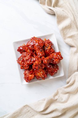 Baharatlı soslu kızarmış tavuk 