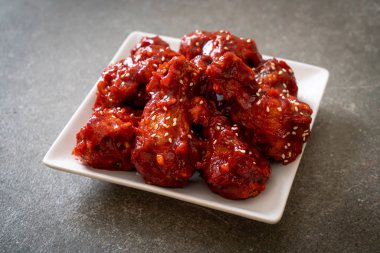 Baharatlı soslu kızarmış tavuk 