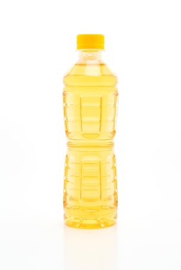 şişe buzlu çay ve yeşil çay beyaz arka plan üzerinde