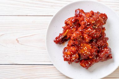 Baharatlı soslu kızarmış tavuk 