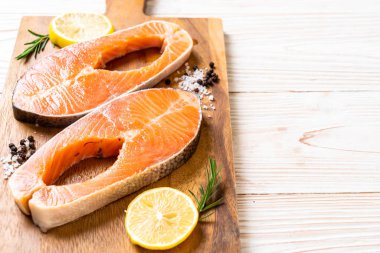 taze çiğ somon fileto biftek