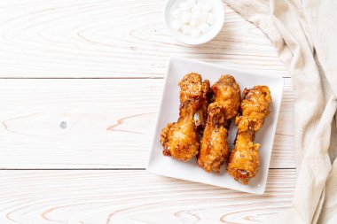 Soslu kızarmış tavuk.