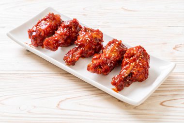 Baharatlı soslu kızarmış tavuk 