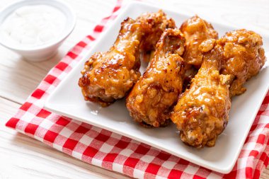 Soslu kızarmış tavuk.