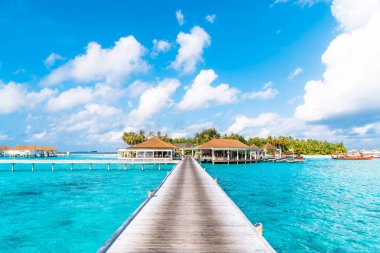 plaj ve deniz ile tropikal Maldivler tatil otel ve ada