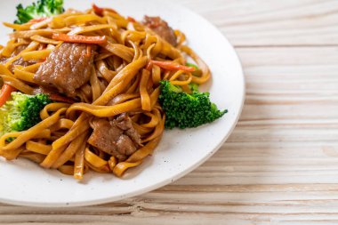 domuz ve sebze ile kızarmış erişte