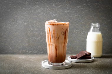 Buzlu çikolata milkshake içecek