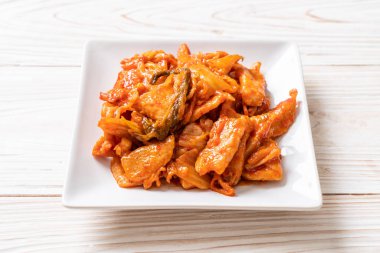 kimchi ile tavada kızartılmış domuz eti