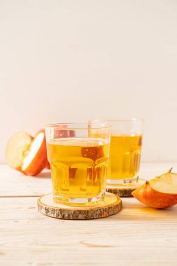 Kırmızı elma meyvesi ile elma suyu