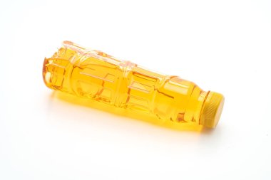 şişe buzlu çay ve yeşil çay beyaz arka plan üzerinde