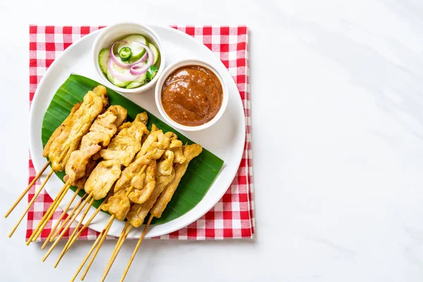 Domuz Satay-ızgara domuz fıstığı sosu veya tatlı ile servis ve 