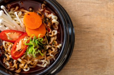 siyah kase Kore anlık erişte